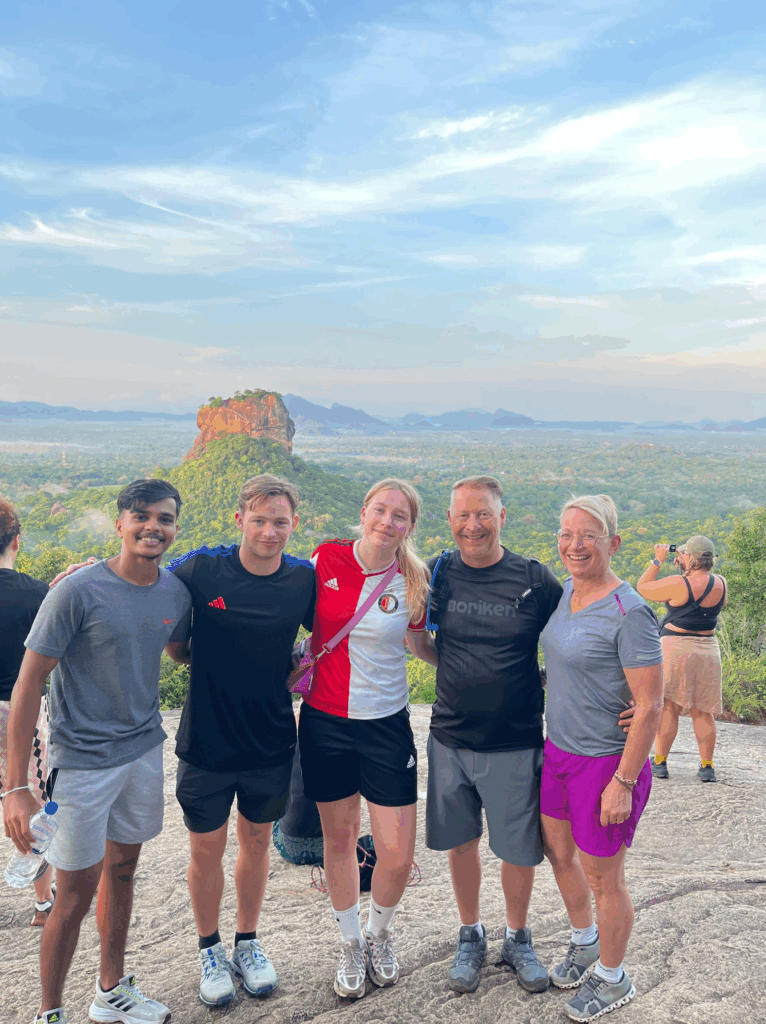 De LankaMe-chauffeur die met ons helemaal naar de top van Pidurangala Rock is geklommen.